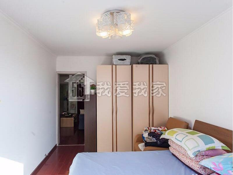 房子布局合理,实用面积大,温馨装修,家电家具全齐,可拎包入住,小区治安好,安全性高。容积率小,绿化多,属于低密度社区,非常适宜居住。 小区位于立水桥周边,紧邻双线地铁5、13号线、出门方便,有多路公交线,小区旁边是立水园、附近还有东小口公园、奥林匹克公园等,是居住的天然氧吧地带。 交通便利,有地铁5号线、13号线,公交有BRT3、301路;319路;426路;430路;464路;465路;479路;558路;617路;620路;621路;751路;905路;966路;984路;昌27路;快速直达专线28路