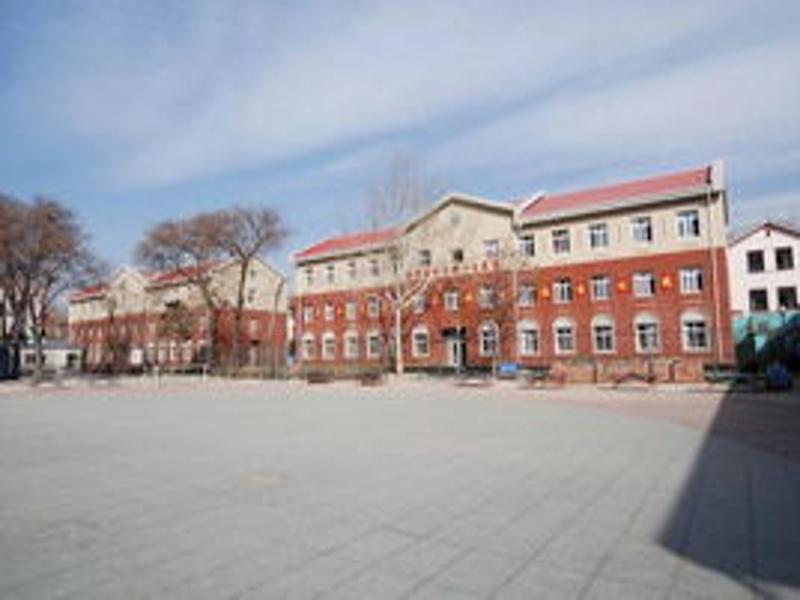 北京市海淀区七一小学于1954年建校,地处海军司令部大院内,占地两万六