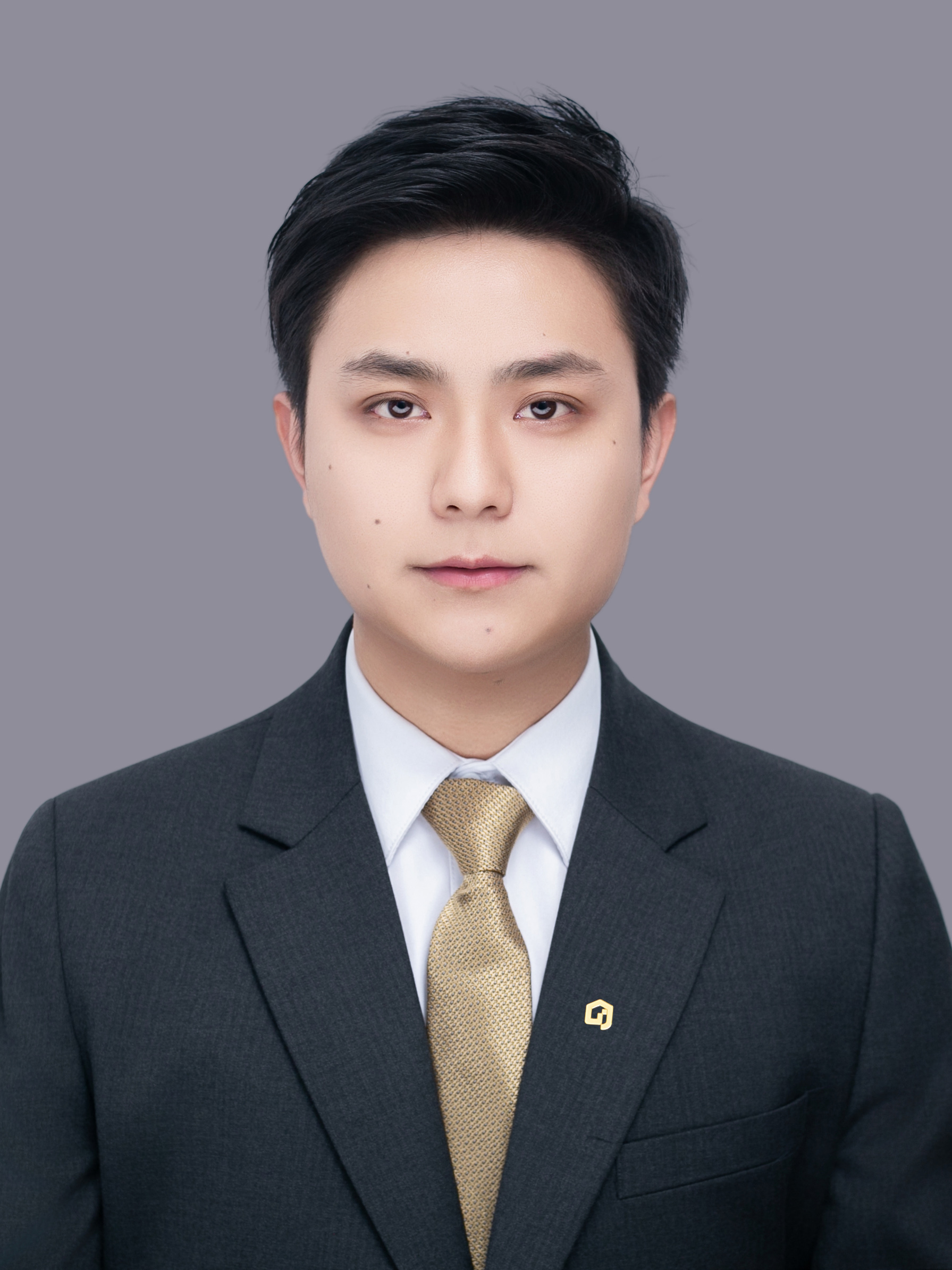 经纪人易佳平